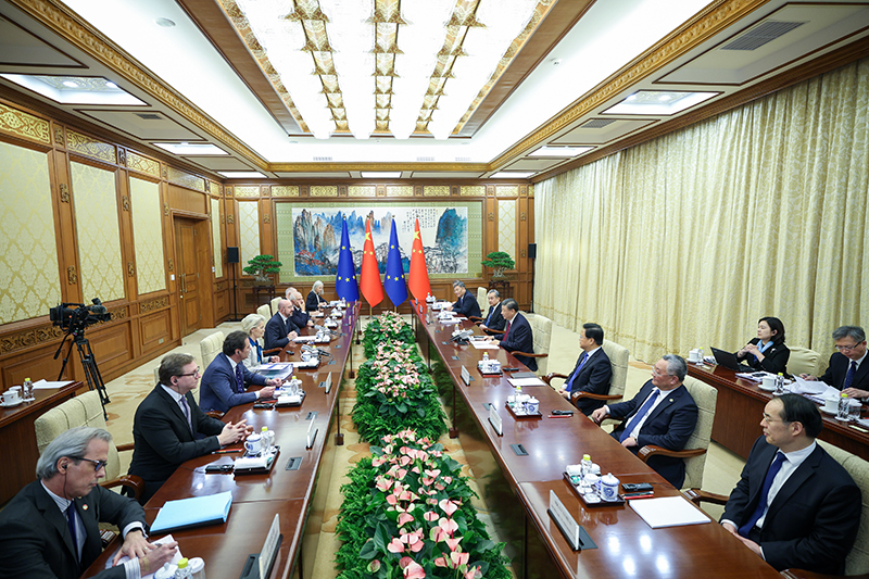 Chinese and European delegations seated across a conference table.