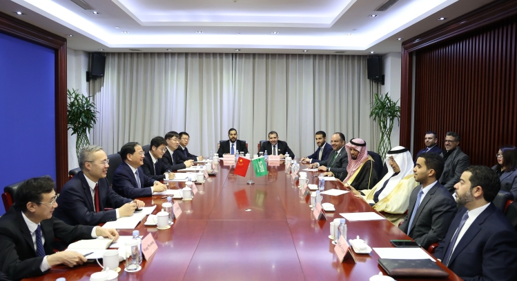 Chinese and Saudi Arabian delegations meeting across a conference table.